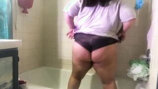 Twearking the the tub