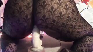 Bouncing big chocolate ass on white dildo